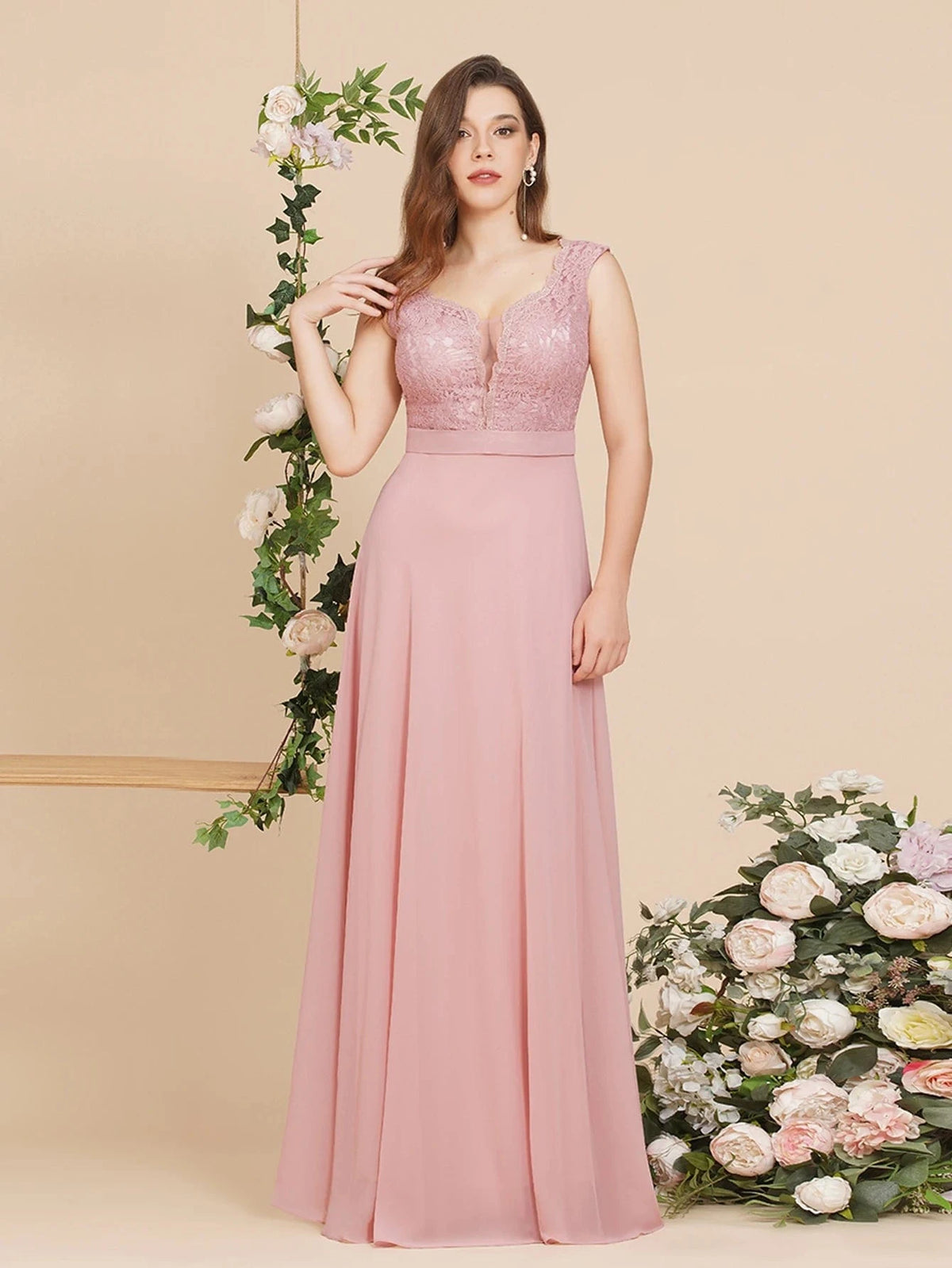 robe demoiselle d'honneur longue chic en mousseline fluide couleur rose poudré coupe trapèze élégante