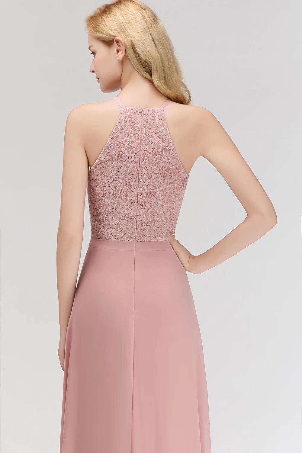 robe demoiselle d'honneur chic longue trapèze haut en dentelle sans manches rose poudré élégante