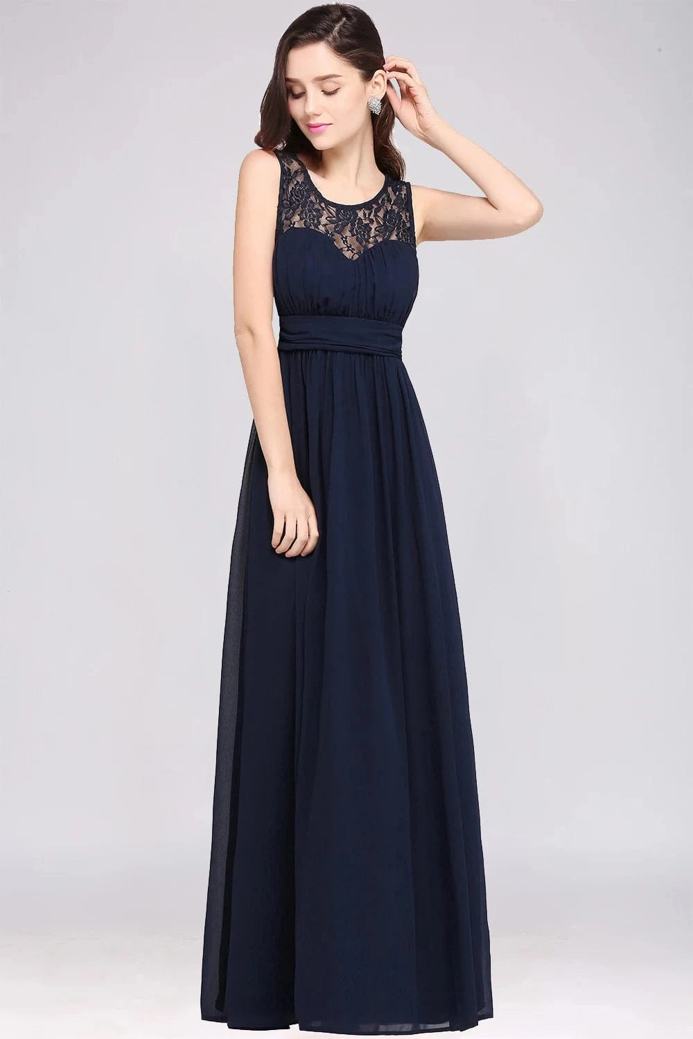 Robe longue demoiselle d'honneur chic en dentelle, idéale pour mariage, verte, silhouette évasée