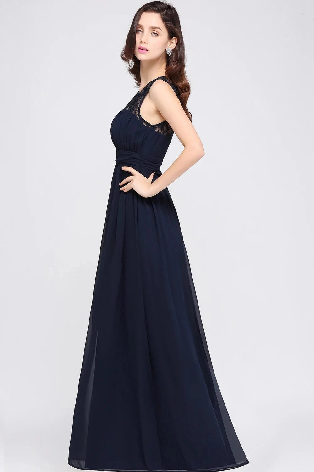 robe longue demoiselle d'honneur chic en dentelle rose poudré silhouette princesse sans manches