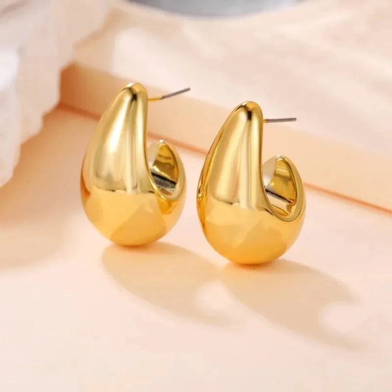 Boucles d'oreilles goutte d'eau dorées élégantes pour soirée chic ou mariage invité tendance