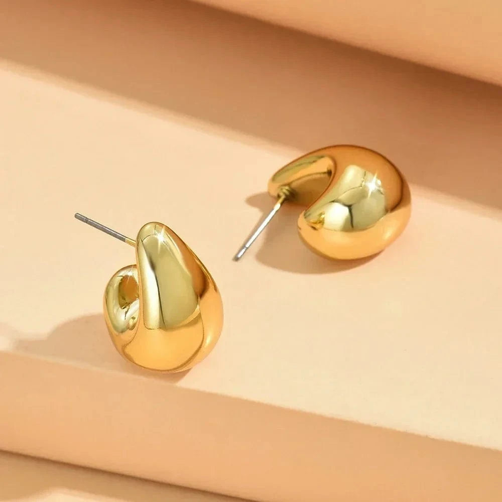boucles d'oreilles goutte d'eau dorées élégantes parfaites pour une soirée chic ou un mariage invité