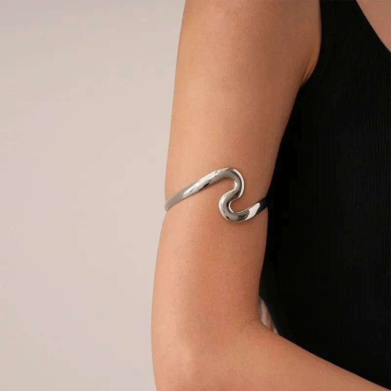 bracelet de bras argenté bohème chic pour soirée d'été ou mariage invité, accessoire féminin tendance
