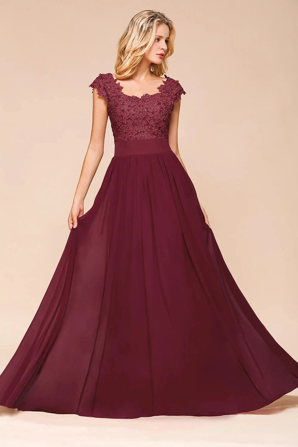 robe demoiselle d'honneur chic longue en dentelle rose poudré silhouette trapÚze manches courtes