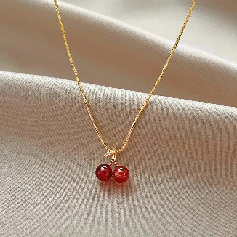 robe midi chic décolleté rouge moulante pour soirée élégante avec col or façon collier cerise