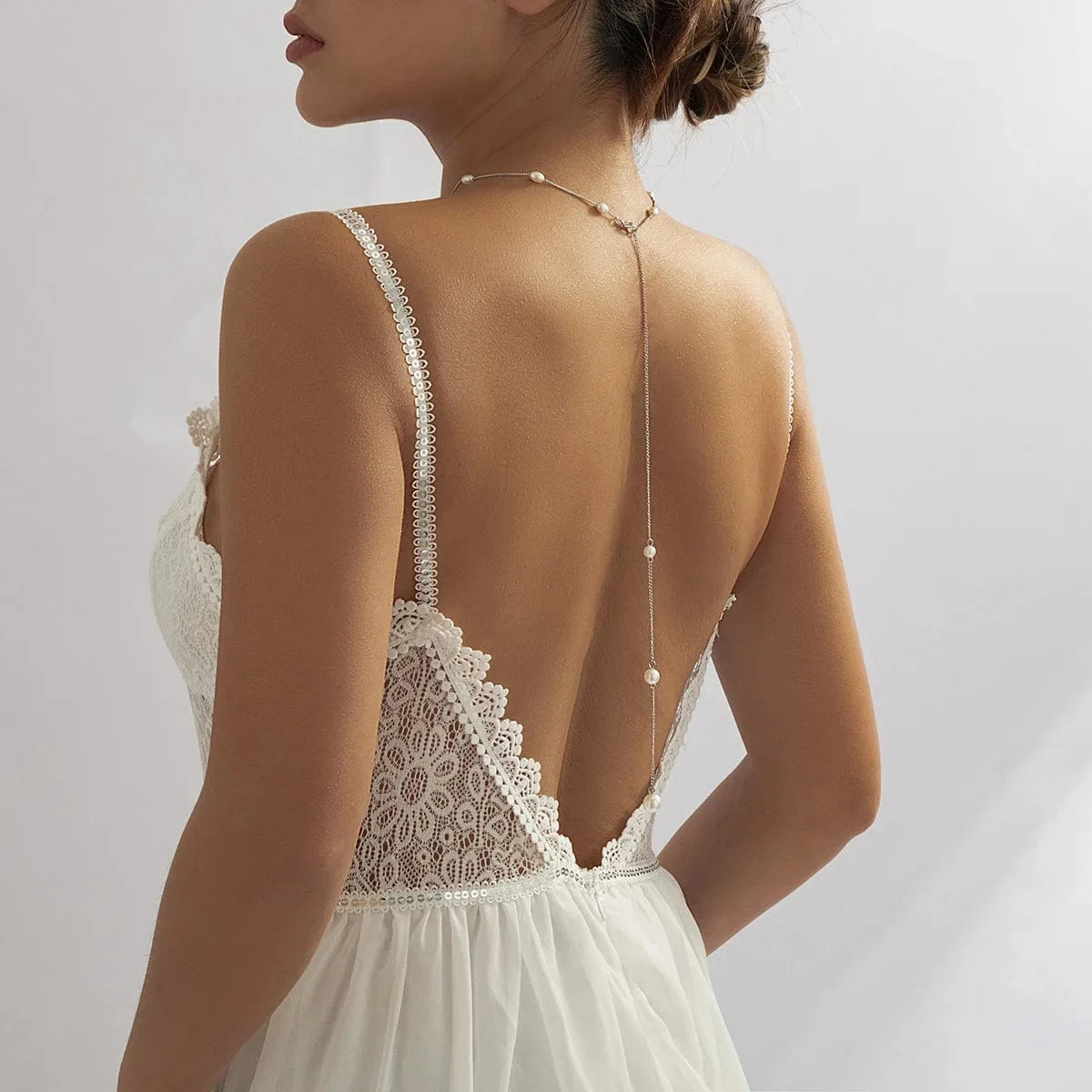 robe dos nu soirée chic bleue longue moulante avec collier de dos élégant et manches longues