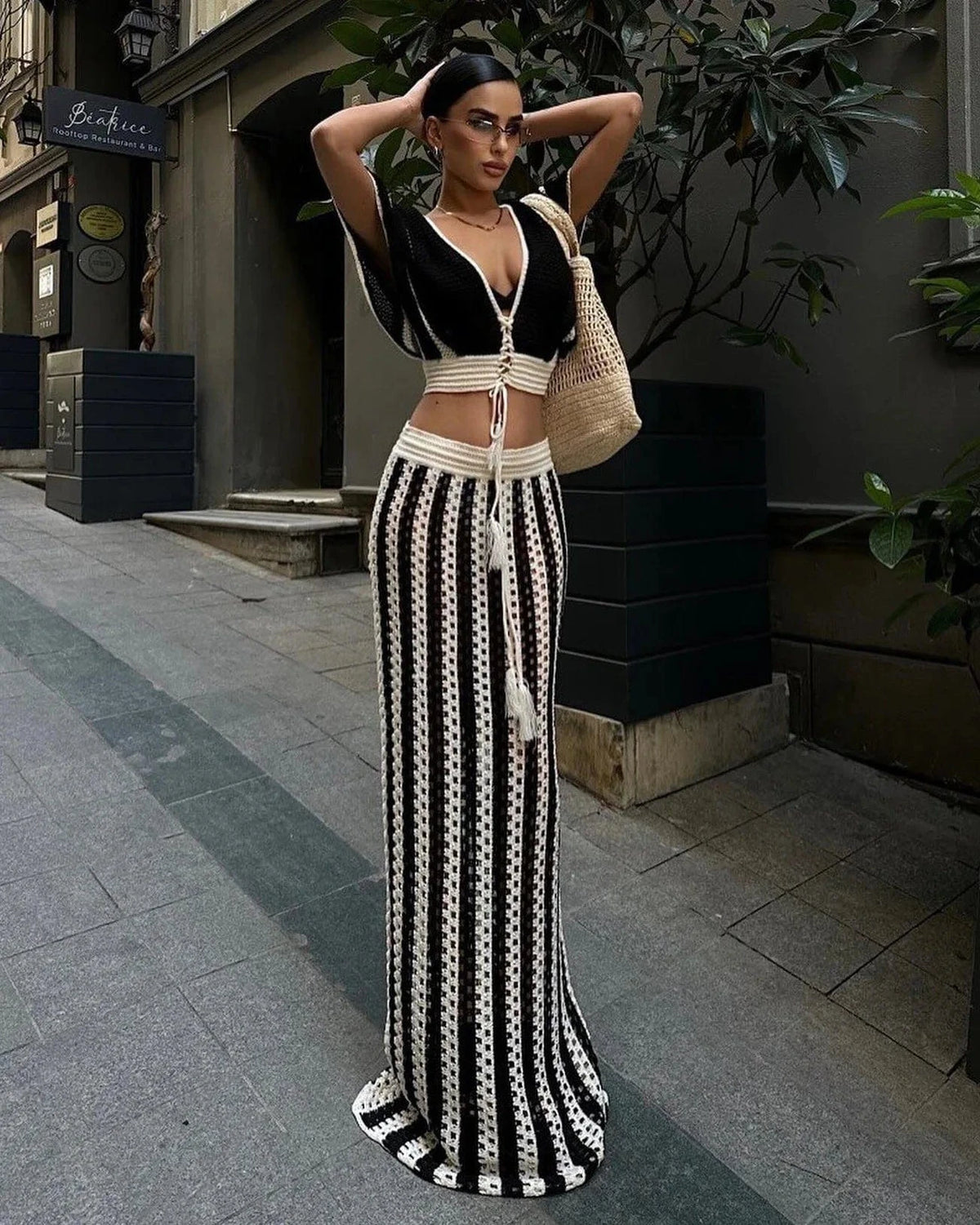 Robe longue crochet noire et blanche style bohème chic manches courtes, parfaite pour été ou plage femme