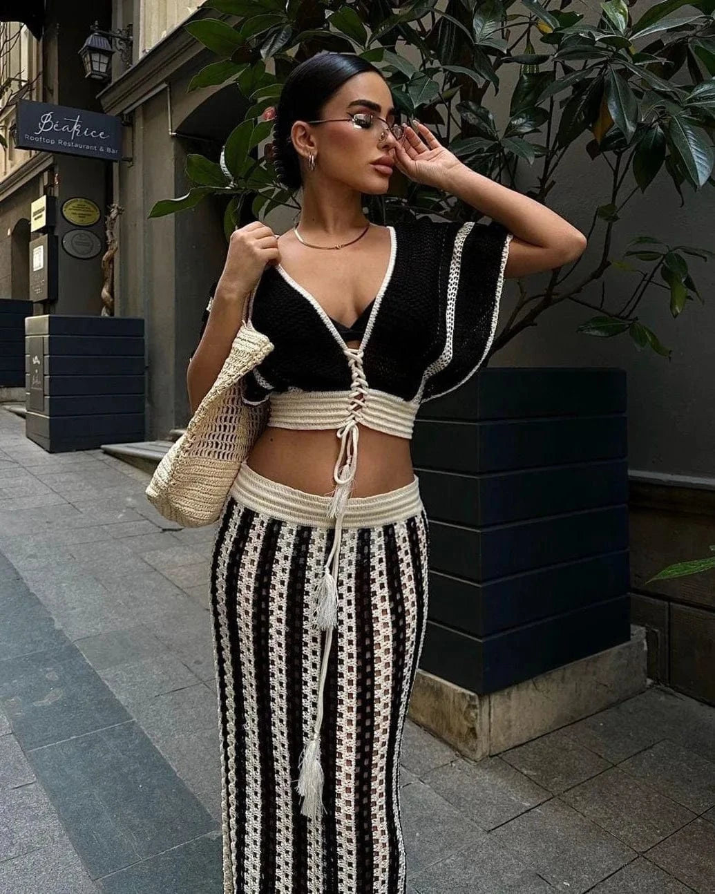 Robe bohème crochet noire et beige longue manches courtes avec sac en maille pour look d'été tendance