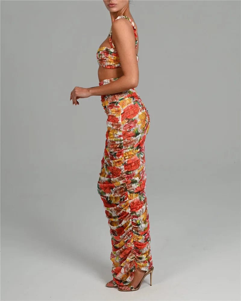 Robe fleurie chic pour mariage invité, style bohème, longue avec manches courtes et silhouette droite, couleurs rose et orange.