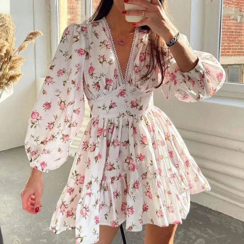 robe invitée mariage champêtre courte en tissu fluide beige silhouette trapèze à manches courtes