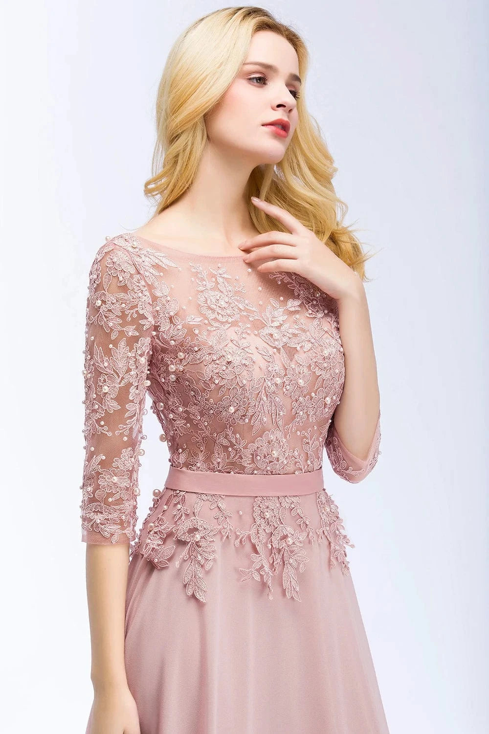 robe pour mariage invitée chic en dentelle haut travaillé, longue, couleur champagne, style fluide
