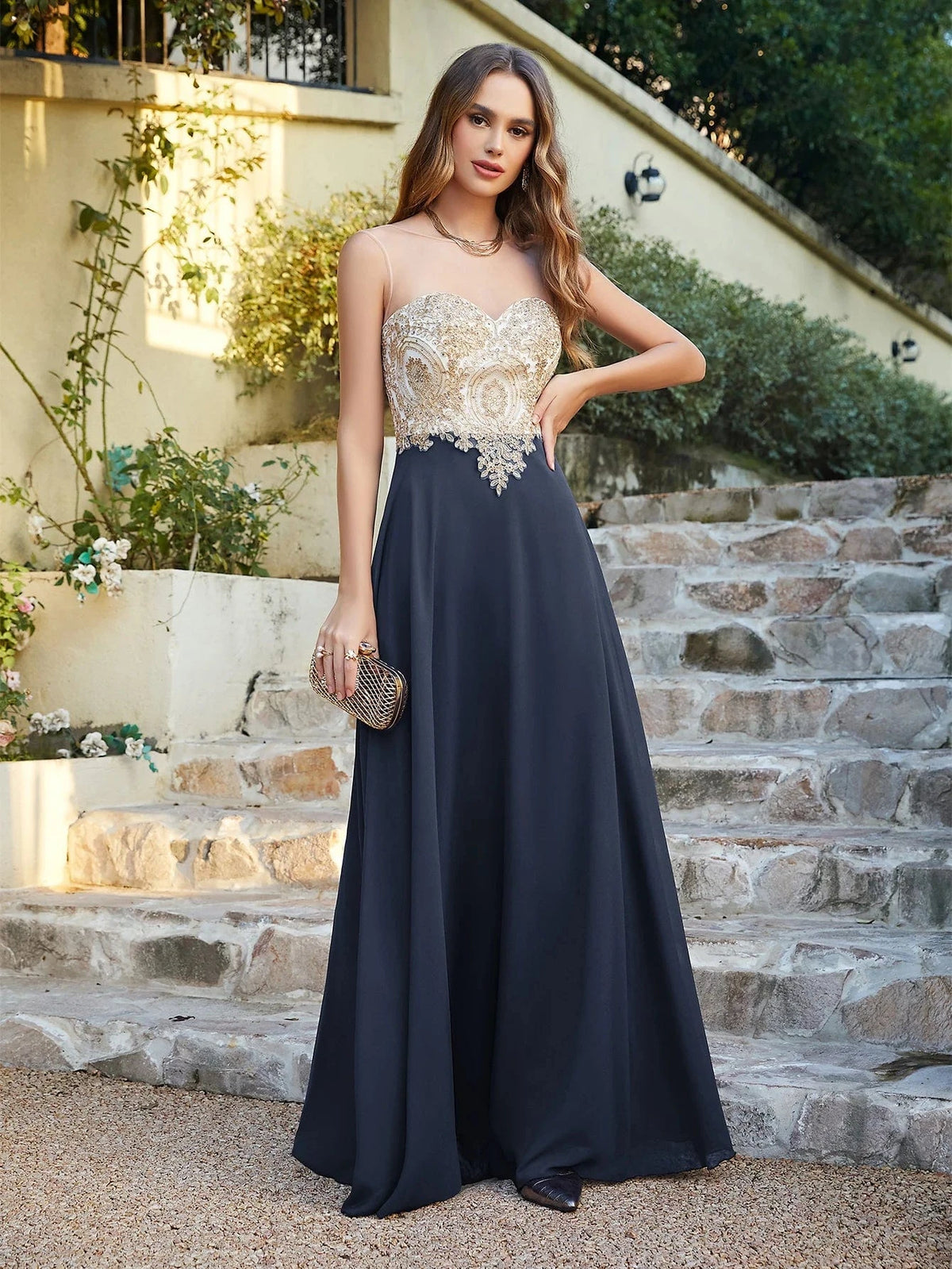 robe longue chic pour invitée de mariage, élégante et fluide avec coupe trapèze et manches courtes