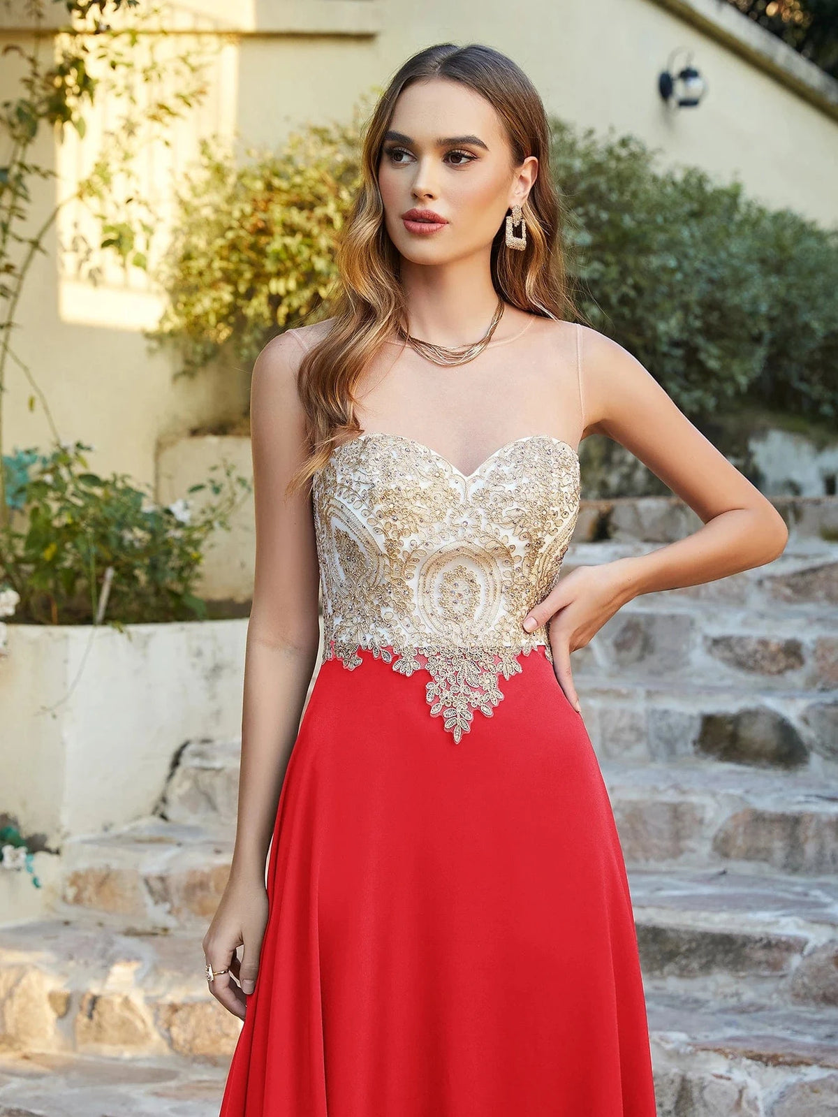robe longue chic pour mariage invitée, élégante coupe droite couleur champagne manches courtes