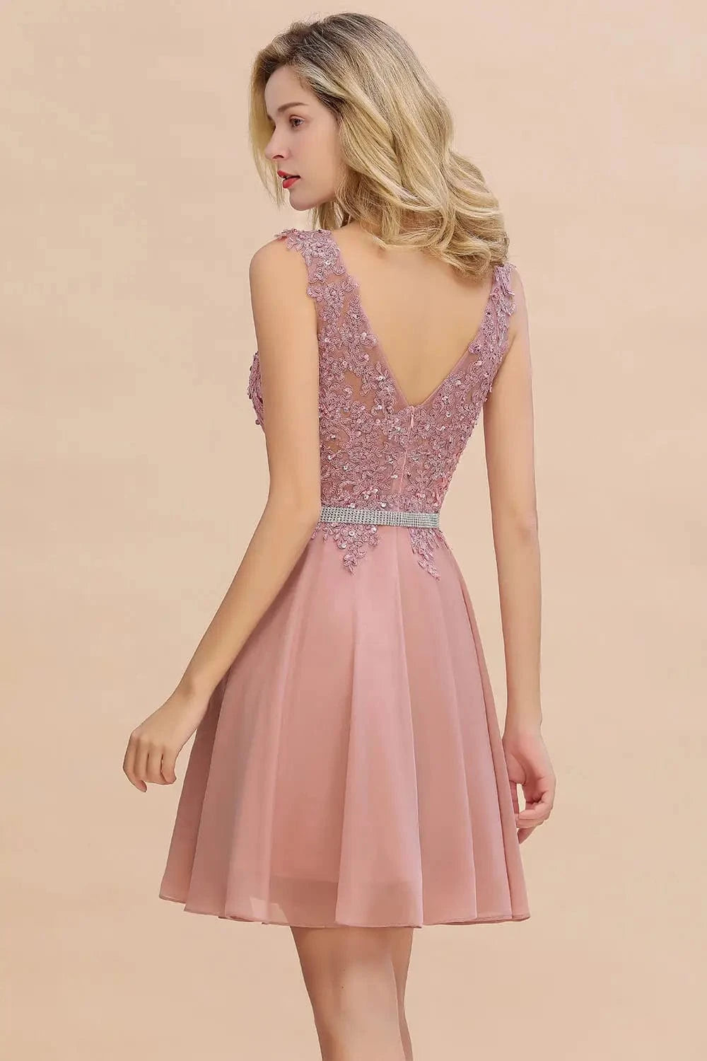 robe cocktail chic sans manches haut dentelle élégante pour soirée mariage ou nouvel an longue fluide