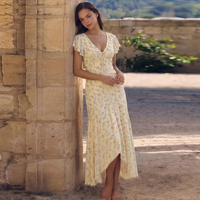Robe asymétrique à volants et imprimé floral jaune pâle