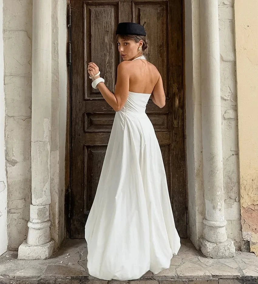 Robe longue blanche élégante pour mariage invitée chic, bustier dos nu, accessoire chapeau noir, style vintage