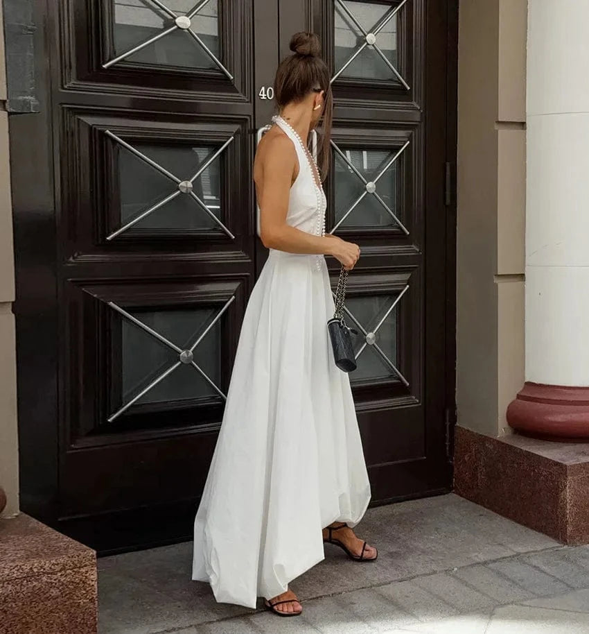 Robe blanche longue mariage invitée chic trapèze sans manches dos nu élégante accessoire sac noir