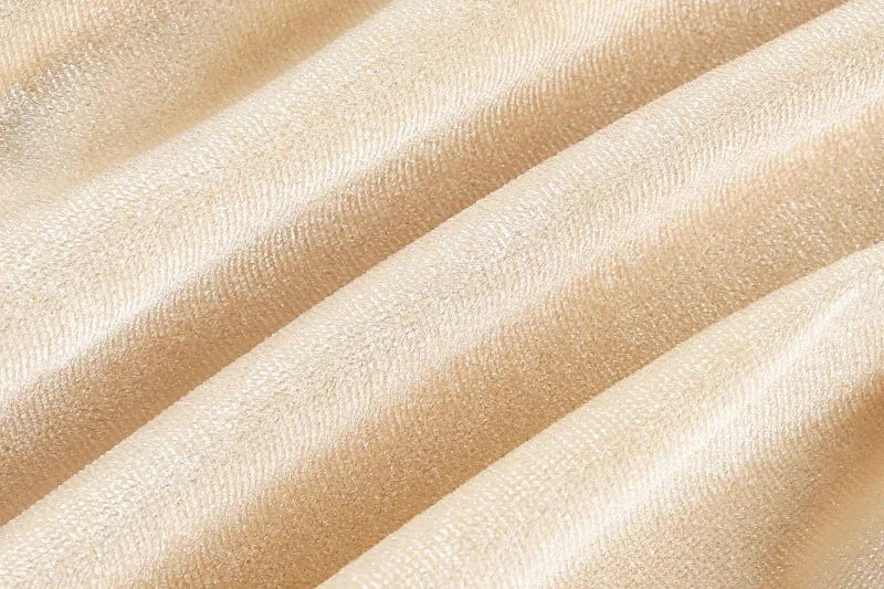 Robe élégante tissu satiné champagne, idéale pour soirée chic ou mariage, matière fluide et légère raffinée