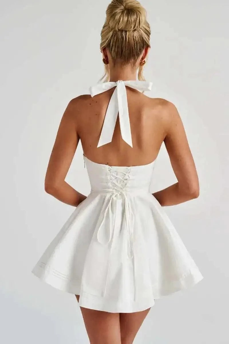 Robe blanche courte dos nu élégante pour soirée d’été chic, style trapèze, nouée au cou, tendance féminine