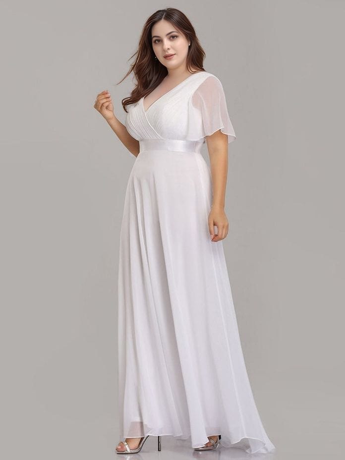 Robe longue blanche grande taille élégante pour mariage invitée chic en mousseline manches courtes fluides