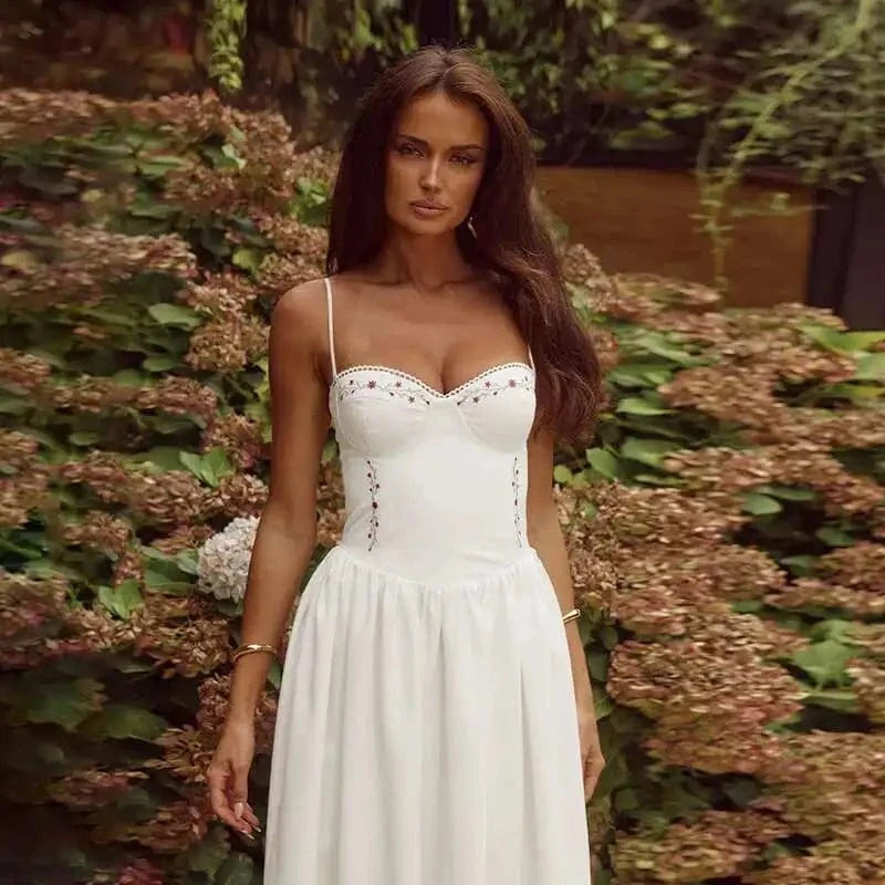 Robe longue blanche bohème été décolleté fines bretelles pour mariage invité chic jardin tendance