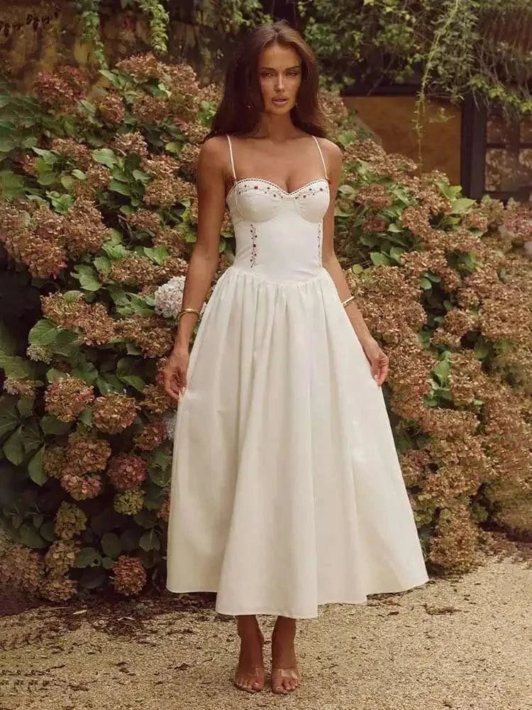 Robe blanche midi bustier bohème chic pour mariage invitée été, décolleté féminin élégant sans manches