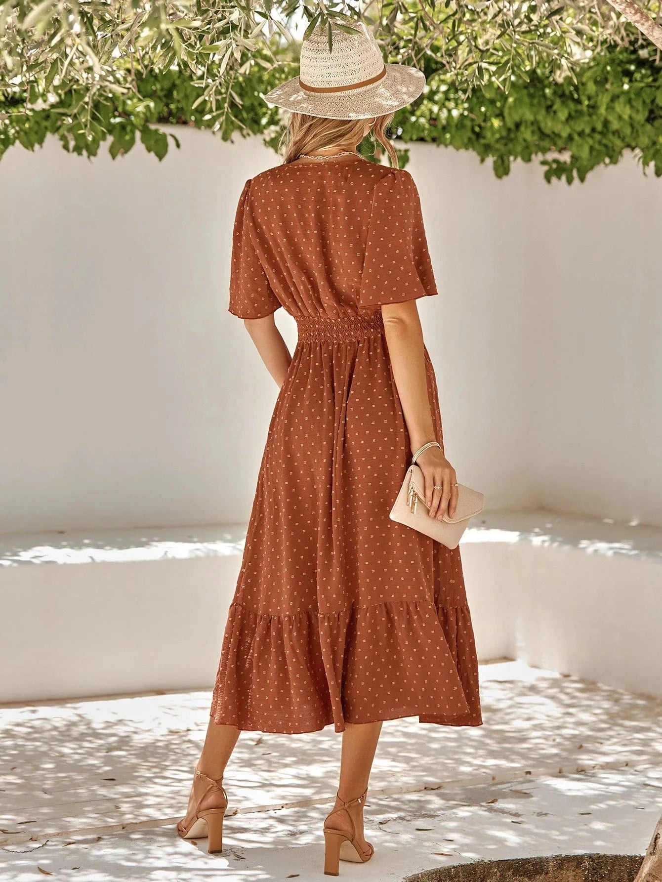 Robe été bohème midi terracotta à manches courtes, parfaite pour plage ou vacances, avec chapeau paille
