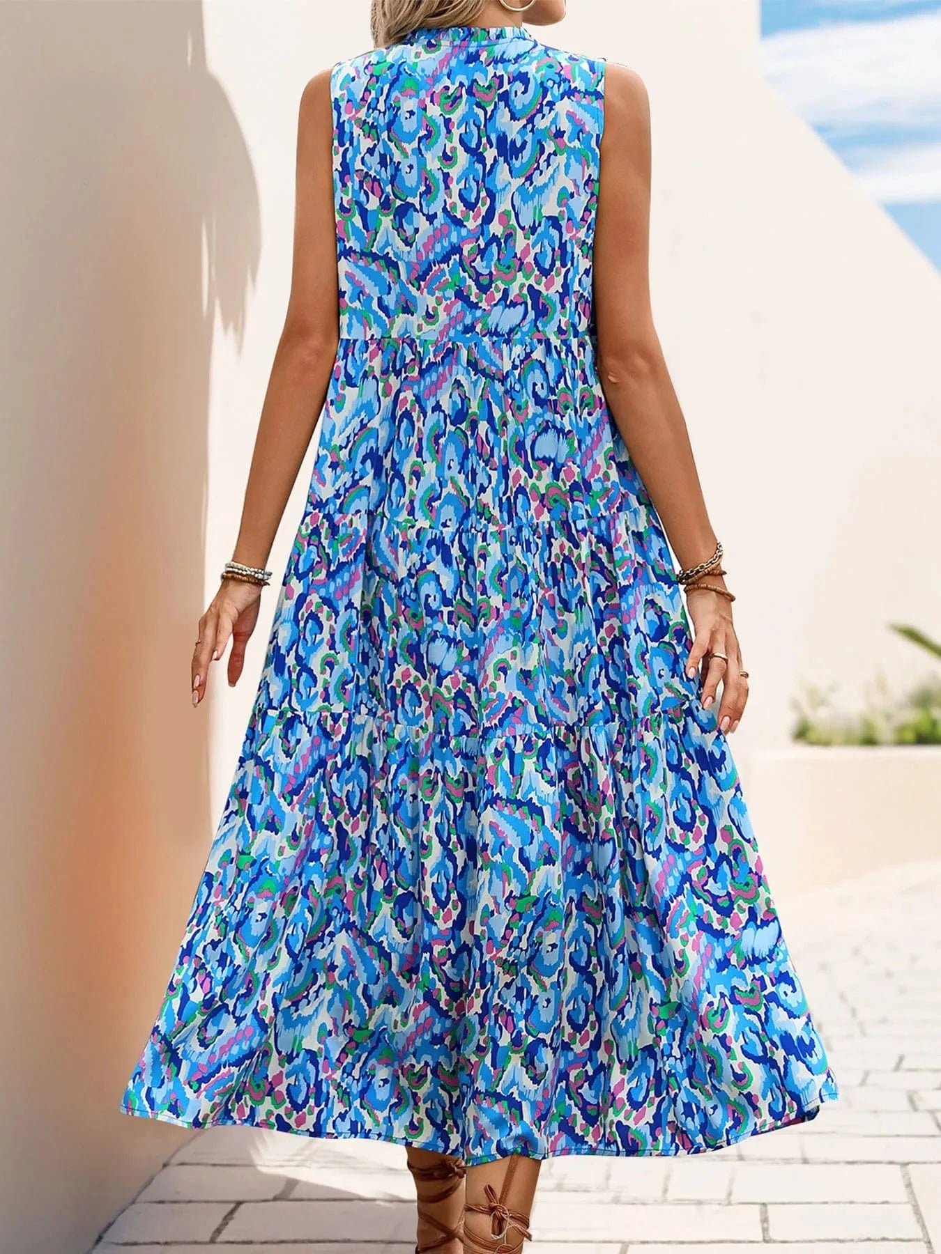 robe bohème sans manches fleurie parfaite pour un anniversaire ou un baptême en été, silhouette trapèze