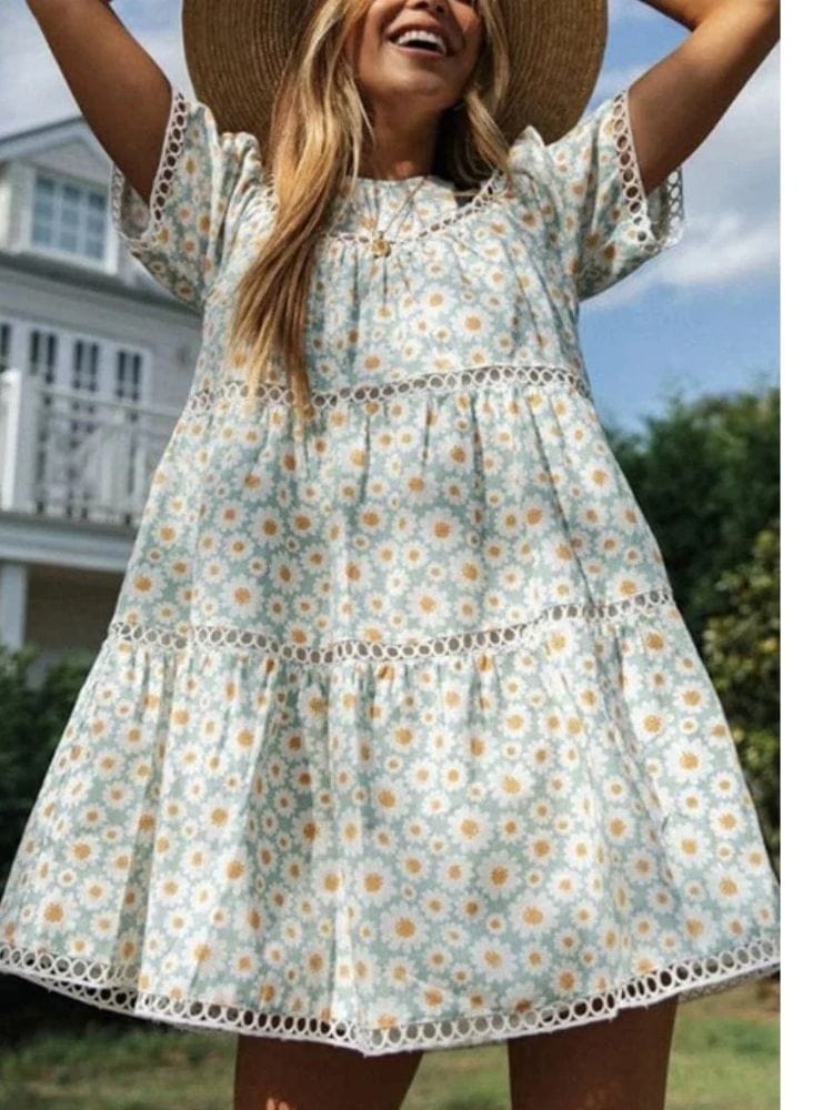 Robe été bohème courte fleurie trapèze manches courtes blanche avec marguerites et dentelle, style décontracté