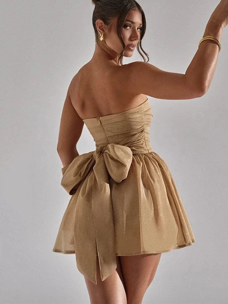 Robe bustier courte à paillettes dorée idéale pour cocktail ou soirée, silhouette évasée et sans manches, style chic et sexy.