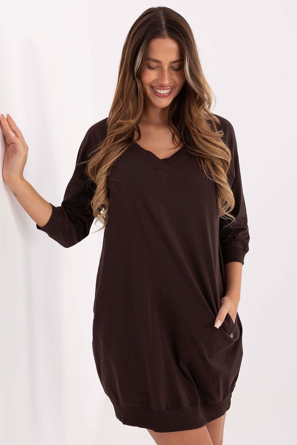 Robe casual courte droite en maille marron avec manches longues, idéale pour l’automne ou l’hiver tendance