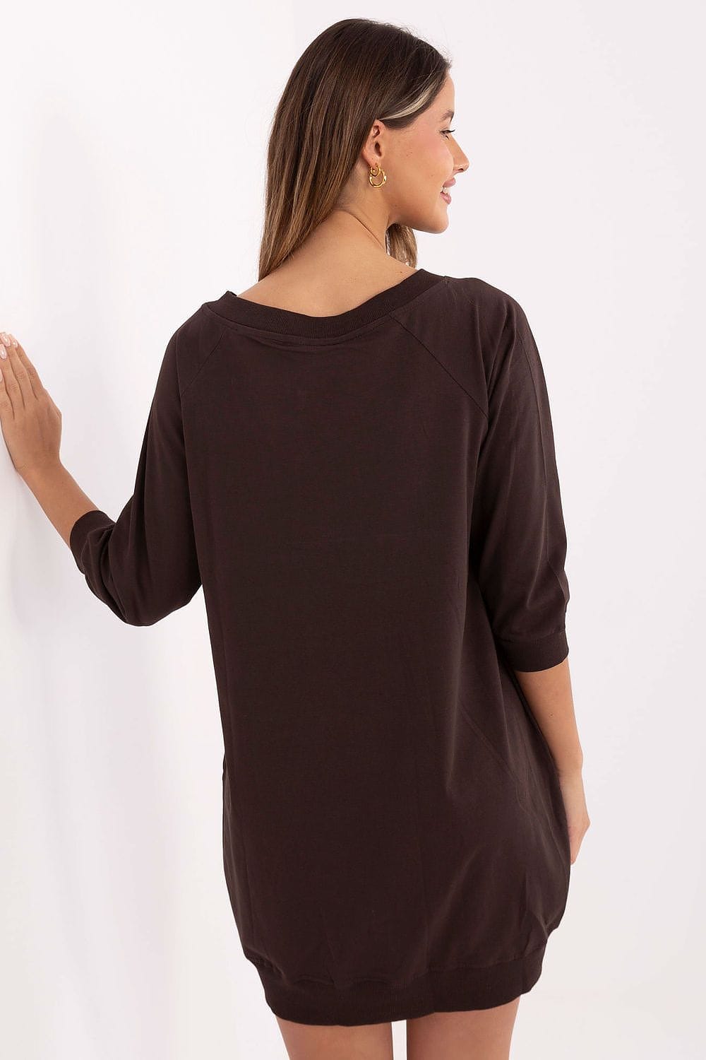 Robe casual noire courte droite manches longues parfaite pour un look confortable et décontracté en été