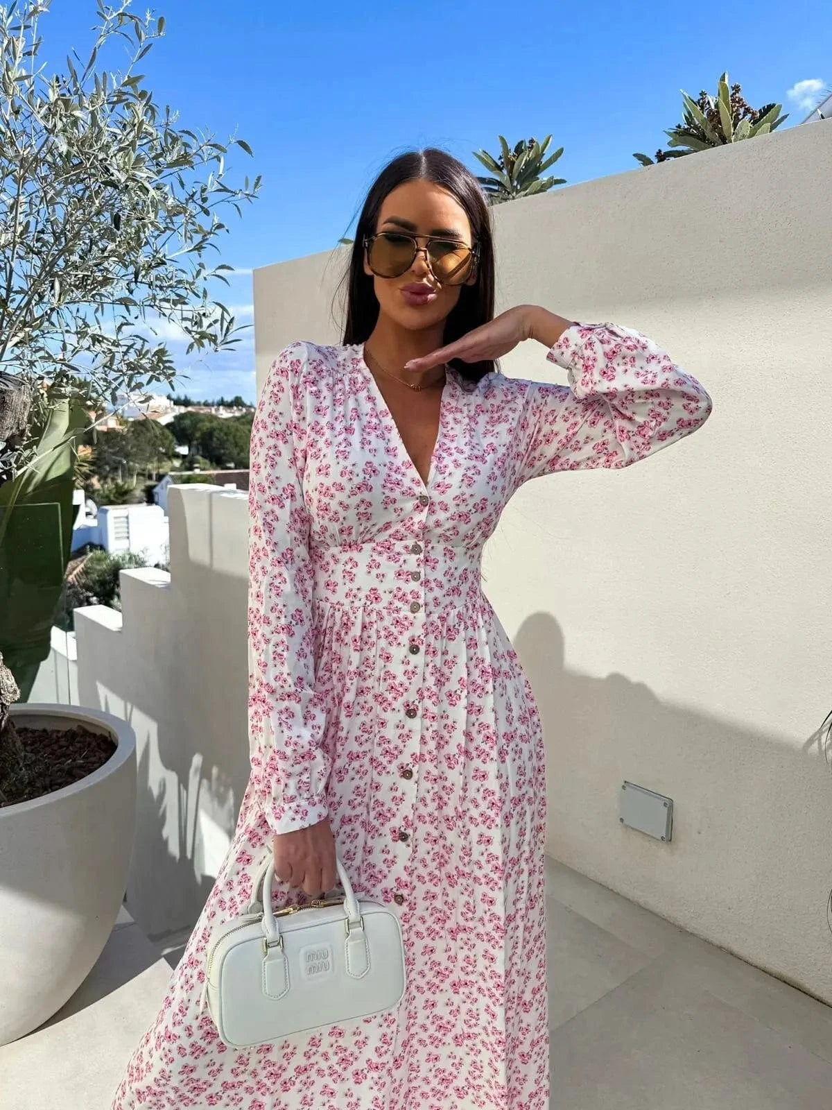 Robe été bohème fleurie longue blanche à manches longues avec sac à main blanc accessoire tendance femme