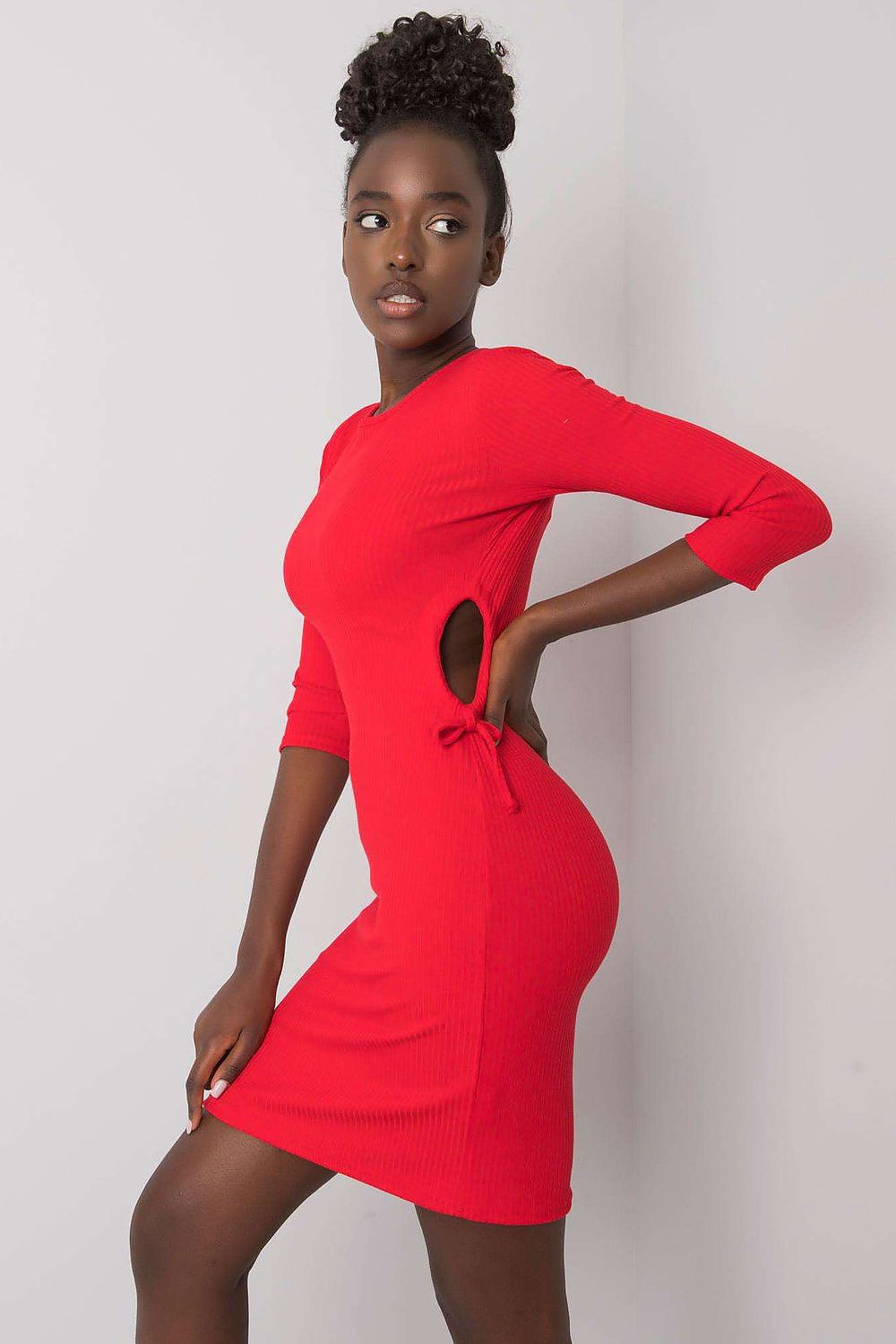 Robe moulante rouge courte manches trois-quarts, idéale pour soirée chic ou cocktail, coupe près du corps