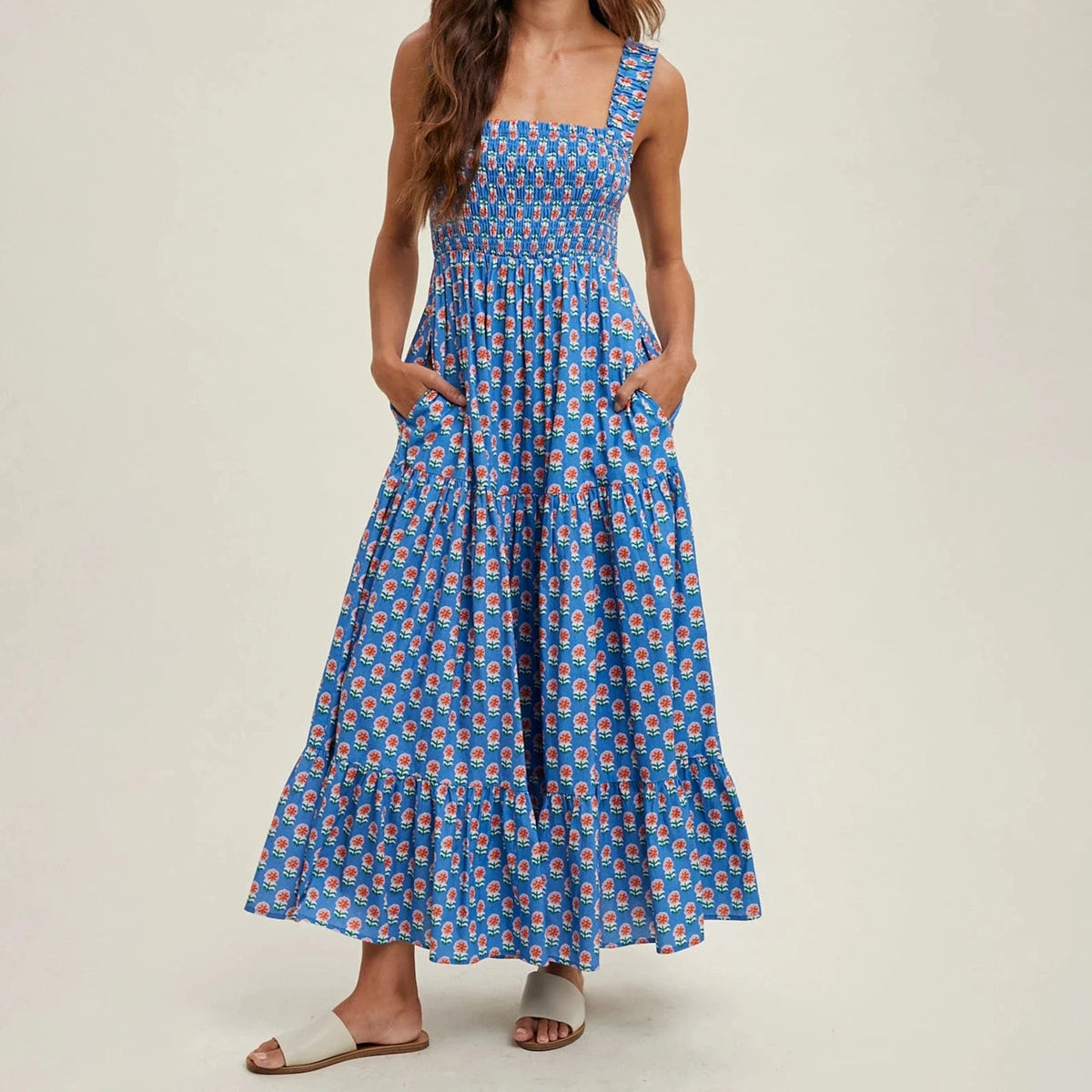 Robe été bohème longue bleue fleurie sans manches style champêtre fluide avec bretelles larges et poches