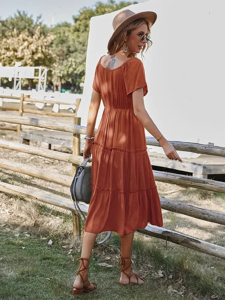 Robe bohème été terracotta midi manches courtes fluide pour femme accessoirisée d’un chapeau et sac