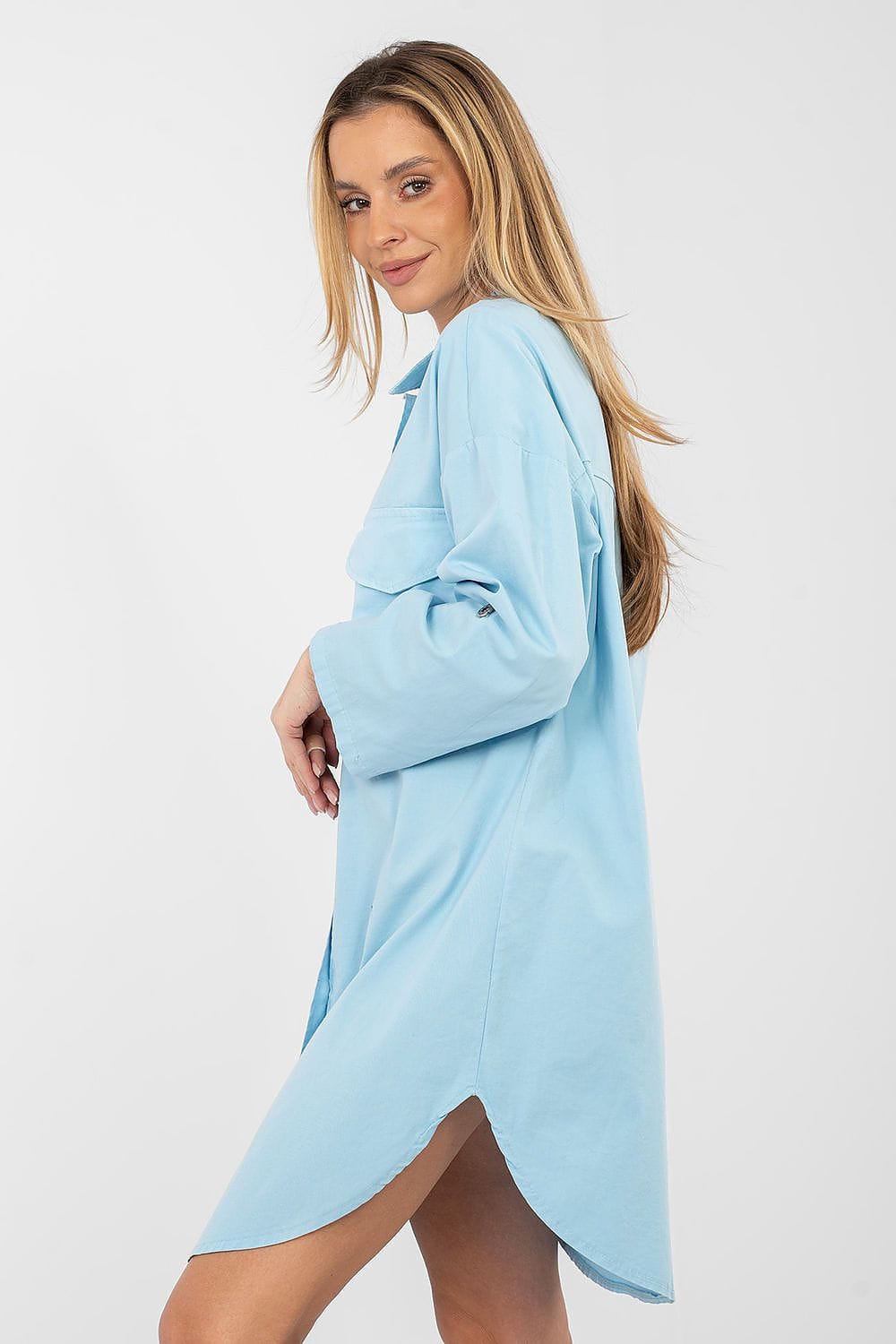 Robe chemise courte bleu manches longues en coton pour look casual, idéale pour un style décontracté été