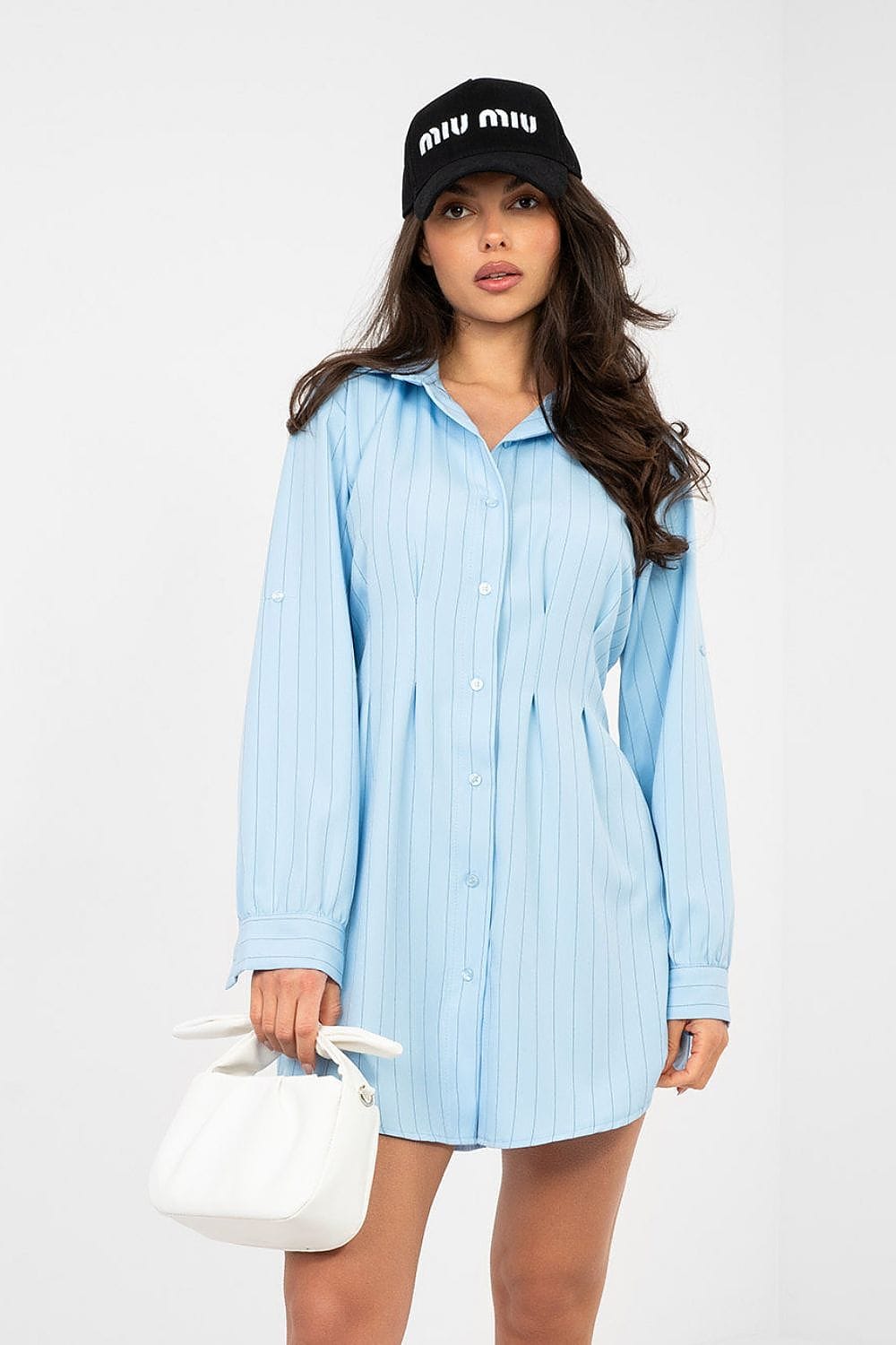 Robe chemise décontractée bleu manches longues courte casual avec sac à main blanc, idéale été ou plage