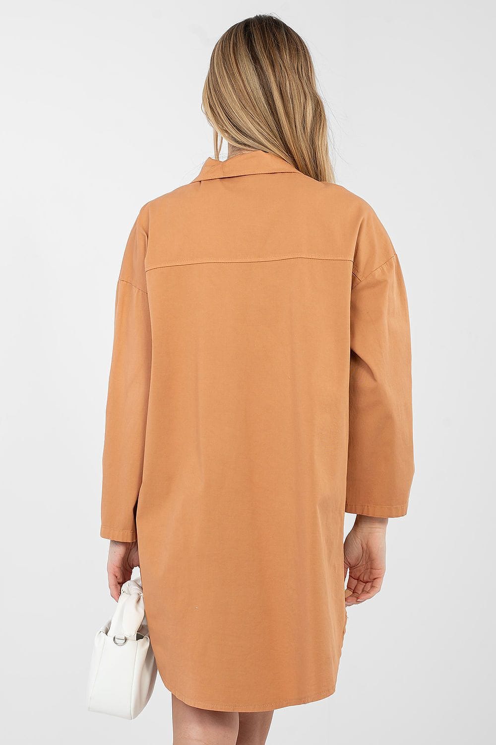 Robe chemise courte beige manches longues style casual femme avec sac à main blanc vue de dos