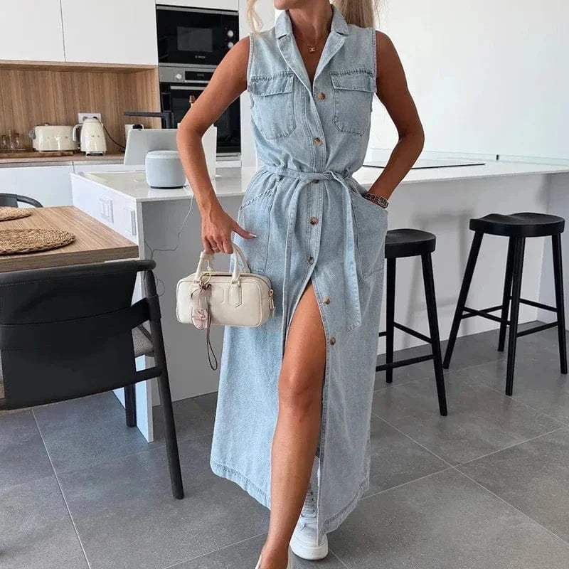 Robe en jean longue sans manches casual fendue avec ceinture et sac à main blanc, idéale pour l’été