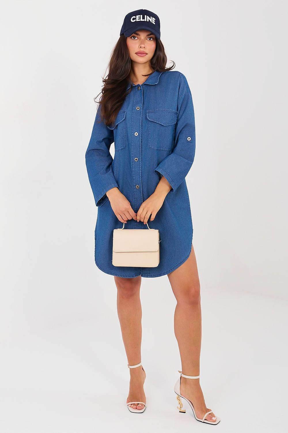 Robe en jean courte casual manches longues bleue, accessoirisĂ©e dâun sac Ă main beige Ă©lĂ©gant, style urbain chic