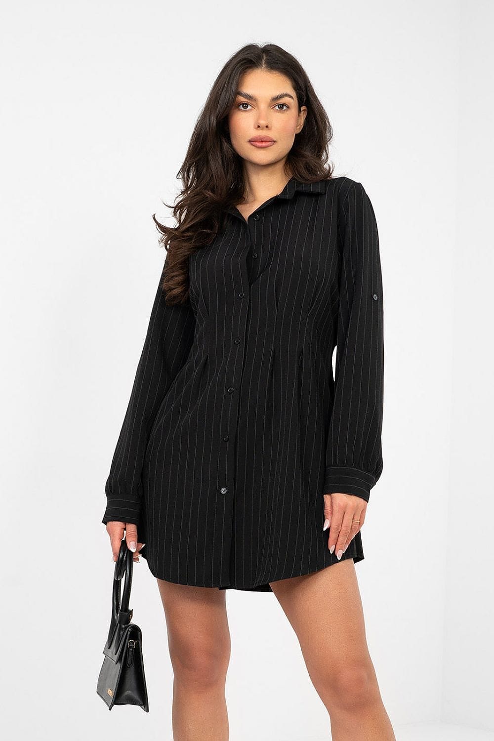 Robe chemise noire courte à manches longues tendance casual avec sac à main noire, idéale pour l'été