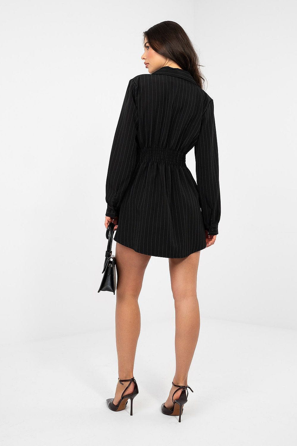 Robe courte noire manches longues chic soirée simple à rayures avec sac à main et talons élégants