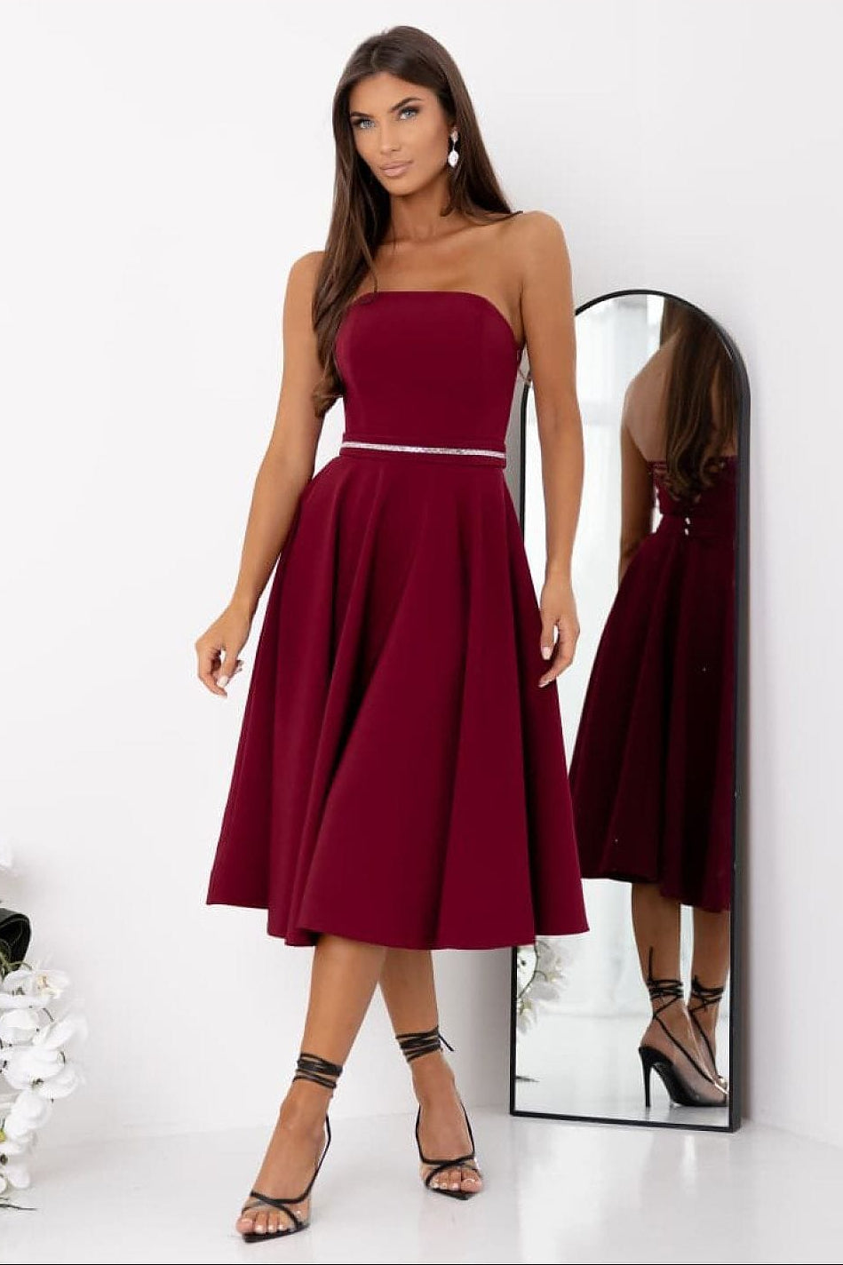 Robe cocktail bustier bordeaux midi élégante pour soirée chic, parfaite invitée mariage ou évènement spécial