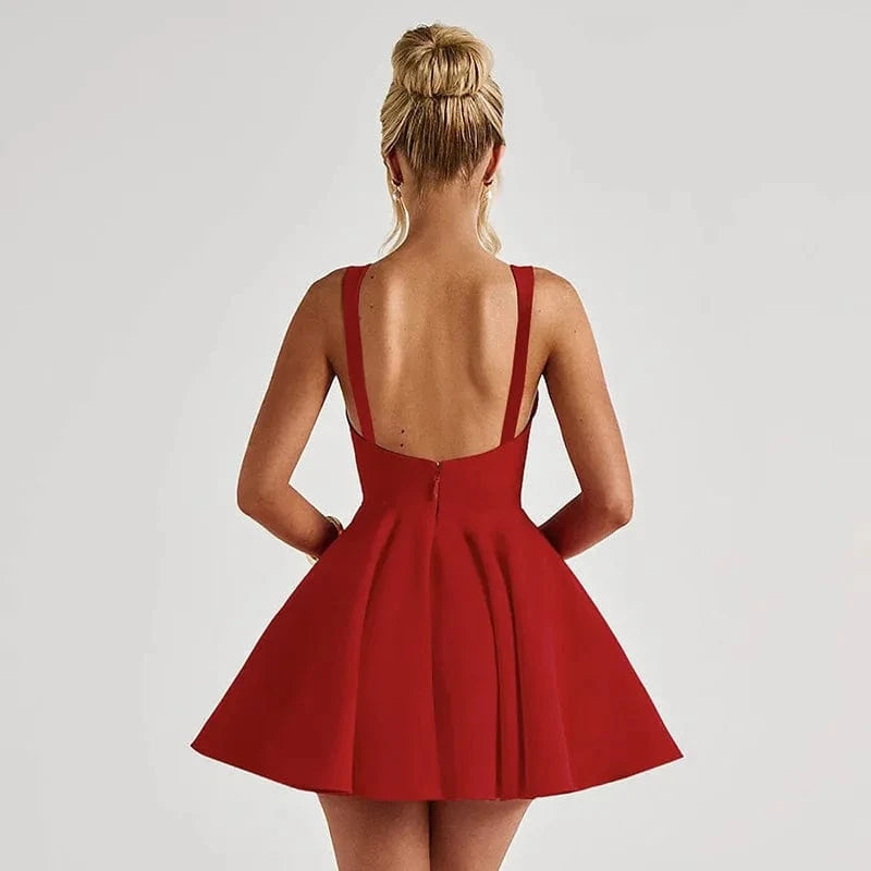 Robe courte dos nu rouge soirée sexy évasée sans manches idéale pour un mariage ou cocktail élégant