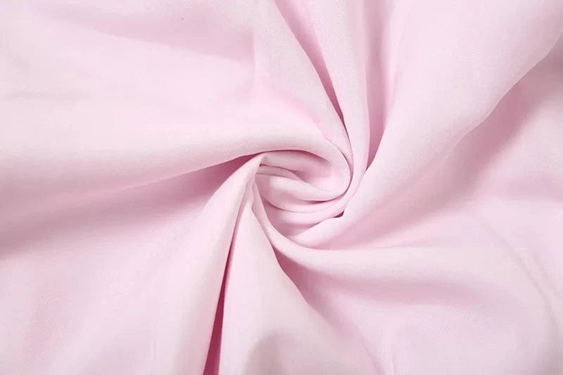 Robe en tissu rose poudré fluide idéale pour un style bohème chic d’été, parfaite plage ou soirée élégante