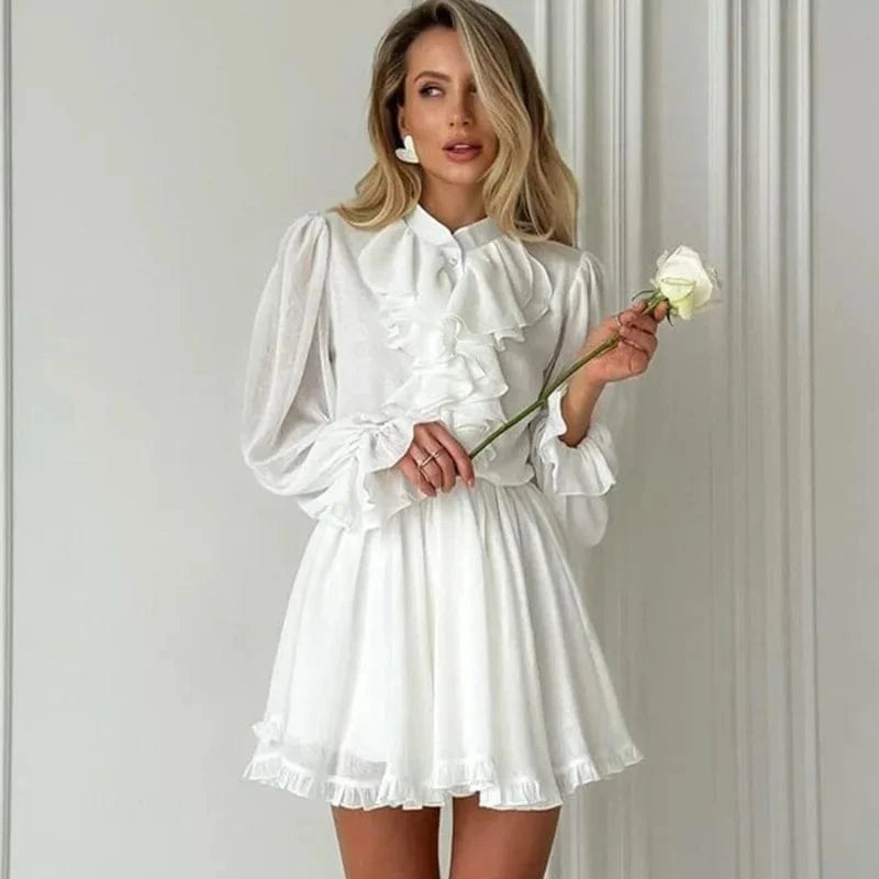 Robe blanche courte manches longues style chic pour baptême femme avec volants et col chemise