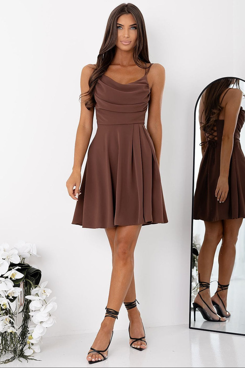 Robe cocktail courte marron sans manches évasée tendance été style chic idéale pour une soirée ou mariage invité