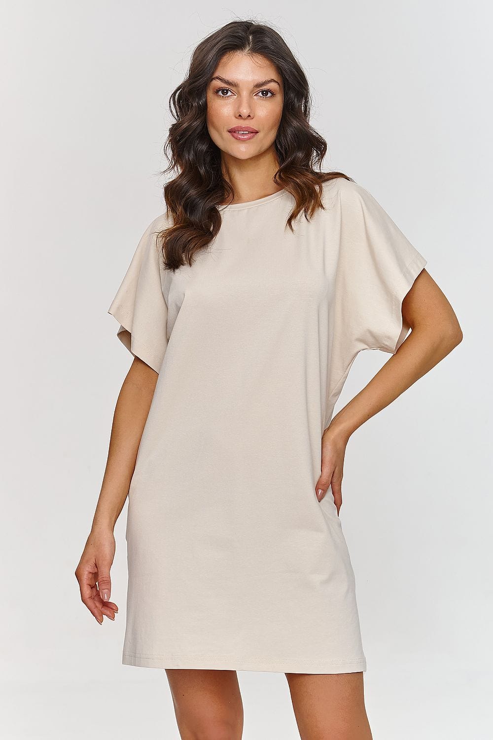 robe courte casual fluide femme noire manches courtes silhouette droite pour été ou plage