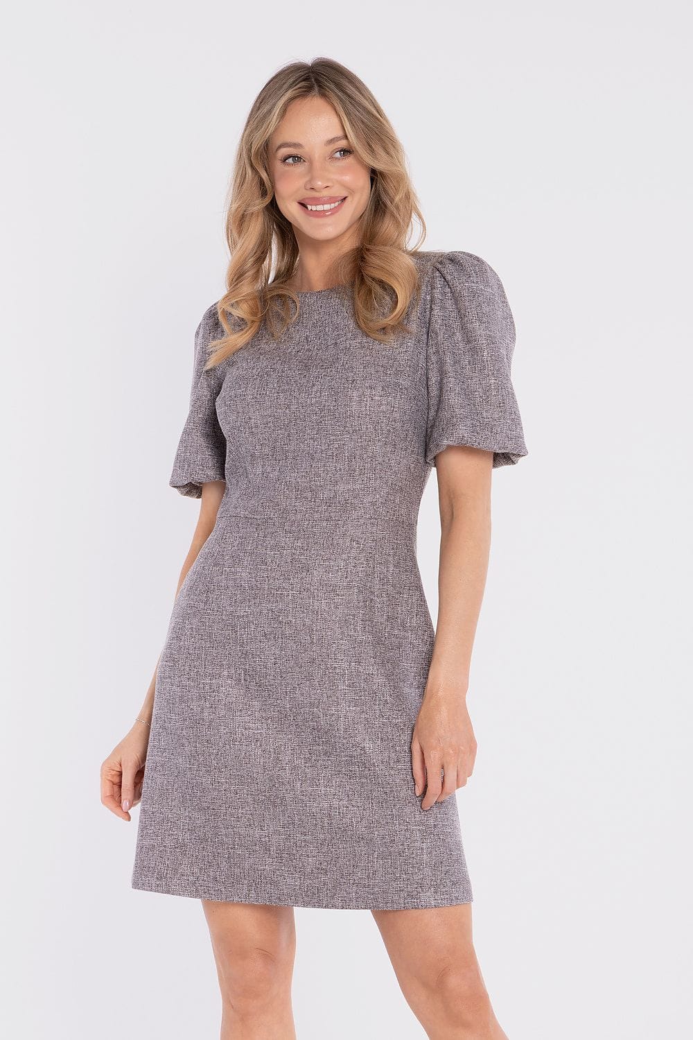 Robe courte droite manche courte grise chic été style casual parfaite pour une journée ou un événement décontracté